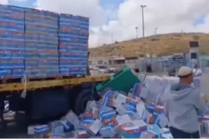 Ισραηλινοί διαδηλωτές βανδάλισαν φορτηγά με βοήθεια για τη Γάζα