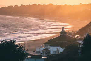 Βρετανία: Μία 34χρονη νεκρή και μία 38χρονη χαροπαλεύει από επίθεση με μαχαίρι σε παραλία του Μπόρνμουθ