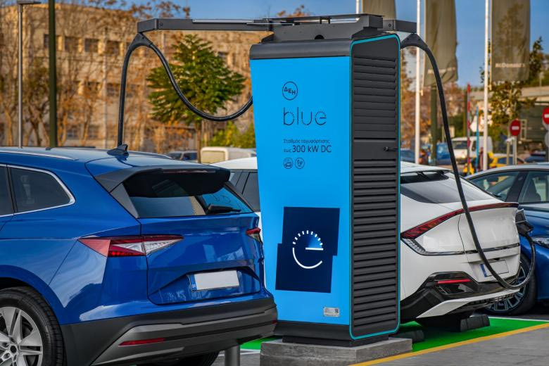 ΔΕΗ blue – Visa: Νέα συνεργασία με σημαντικά προνόμια για τους οδηγούς ηλεκτρικών οχημάτων