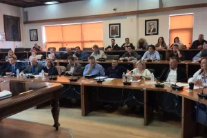 Βόλος: Επίθεση με εκφράσεις πεζοδρομίου στο δημοτικό συμβούλιο