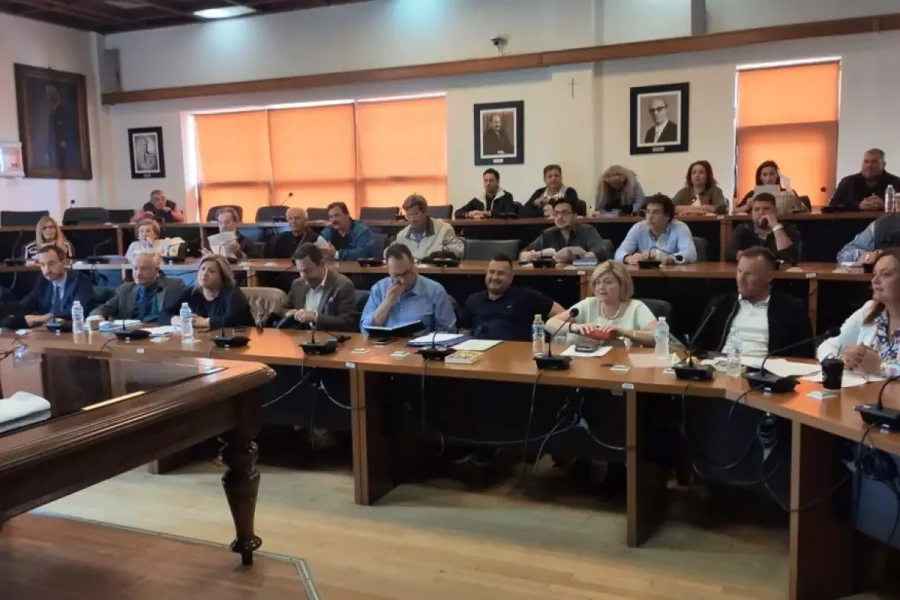 Βόλος: Επίθεση με εκφράσεις πεζοδρομίου στο δημοτικό συμβούλιο