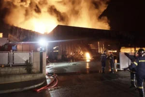 Λαμία: Από πρόθεση η φωτιά στο εργοστάσιο όπου παρασκευάστηκαν τα σχολικά γεύματα