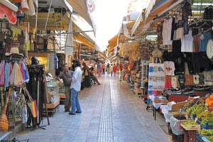 Σε απόγνωση οι καταστηματάρχες εις οδού 1866: Ζητούν… δύο πλακάκια,  εισπράττουν πρόστιμα