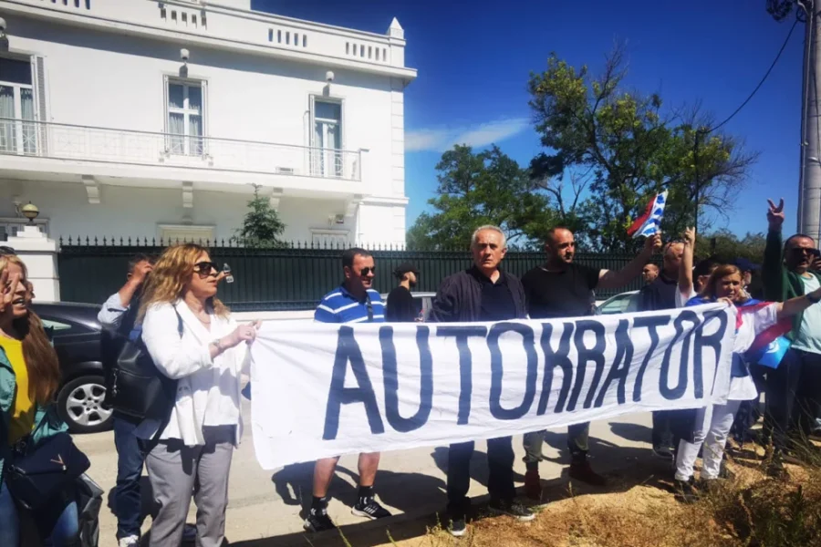 Μικροεπεισόδια έξω από το Κλειστό του Γαλατσίου από οπαδούς της αλβανικής ανιπολίτευσης