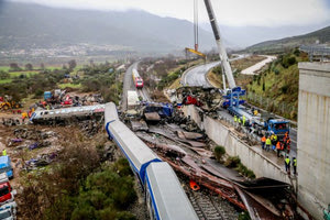 «Θα στείλω όταν φτάσω»: Συγκινεί το νέο τραγούδι για τα Τέμπη