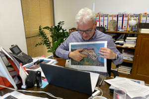 Σύσκεψη εργασίας του Αλέξη Καλοκαιρινού με τη Διοίκηση του ΤΑΙΠΕΔ με φόντο το αεροδρόμιο