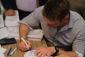 Ο Στέφανος Κασσελάκης μπήκε στο εκλογικό της ΝΔ στο Κιλκίς και υπέγραψε καπέλα