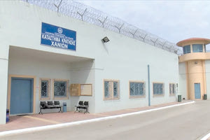 Για ανθρωπιστικούς λόγους έβαλε τα κινητά στη φυλακή, ισχυρίζεται ο 27χρονος φρουρός