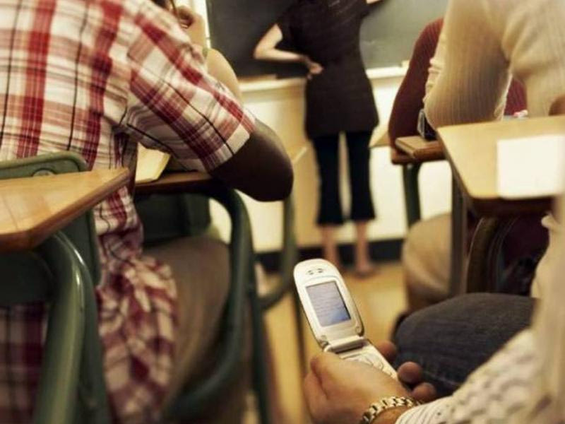 Από σήμερα Δευτέρα ισχύουν τα μέτρα για τα κινητά τηλέφωνα και το νέο ποινολόγιο των μαθητών