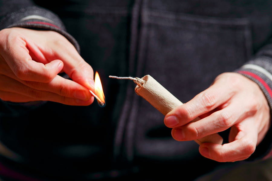 Τραυματισμός 15χρονου από κροτίδα που έσκασε στο χέρι του