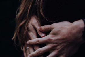 «Panic button»: Πόσες γυναίκες έχουν πατήσει το κουμπί για να σωθούν