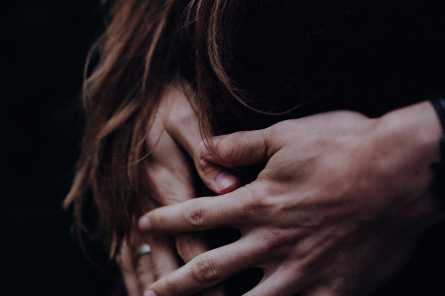 «Panic button»: Πόσες γυναίκες έχουν πατήσει το κουμπί για να σωθούν