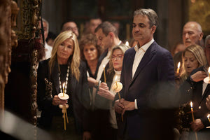 Στην Τήνο ο Πρωθυπουργός για την περιφορά του Επιταφίου