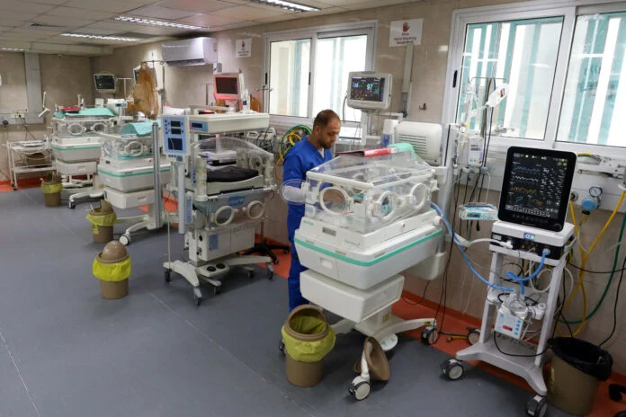 Μέσα στον κάδο απορριμάτων μπήκε ο διασώστης του ΕΚΑΒ για να βρει το βρέφος