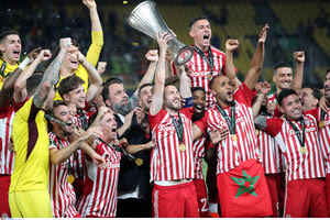 Έγραψε Ιστορία με χρυσά γράμματα ο Ολυμπιακός που νίκησε 1-0 στην παράταση την Φιορεντίνα και κατέκτησε το Conference League