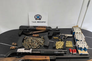 Κανονικά στο γάμο του ο γαμπρός με το καλάσνικοφ