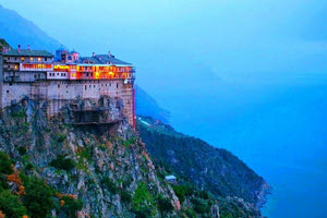 Το ευλογημένο οικόπεδο, οι πιστοί Έλληνες και η βαρεμάρα του Θεού