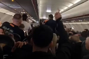 Η αναγκαστική προσγείωση στο Ηράκλειο, το ενοχλητικό ζευγάρι και τα χειροκροτήματα των επιβατών