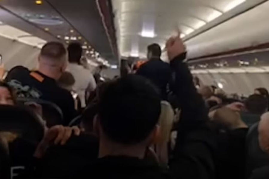 Η αναγκαστική προσγείωση στο Ηράκλειο, το ενοχλητικό ζευγάρι και τα χειροκροτήματα των επιβατών