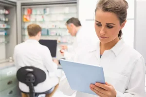 Νοσοκομεία: Μάζεμα στη δαπάνη των ακριβών φαρμάκων επιχειρεί το Υπουργείο Υγείας