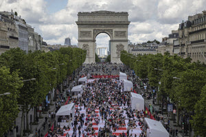 Χιλιάδες Γάλλοι γευμάτισαν στο «μεγαλύτερο τραπεζομάντιλο στον κόσμο»