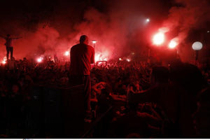 “Κάηκε” ο Πειραιάς για τον Ολυμπιακό