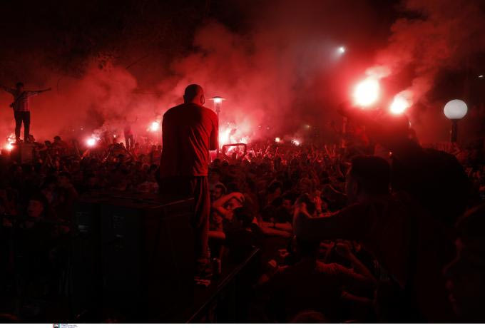 “Κάηκε” ο Πειραιάς για τον Ολυμπιακό