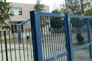 καγκελόπορτα έπεσε σε σχολείο