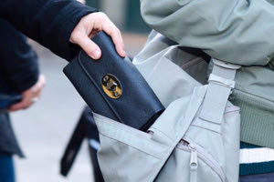 Οι αστυνομικοί την ενημέρωσαν για την κλοπή του πορτοφολιού της