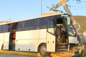 Πούλμαν έπεσε σε κολώνα στη Λεωφόρο Λαυρίου