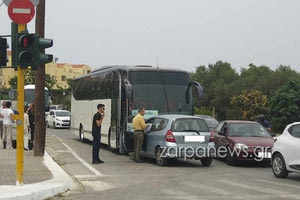 Μετωπική σύγκρουση αυτοκινήτου με τουριστικό λεωφορείο στην Χρυσή Ακτή