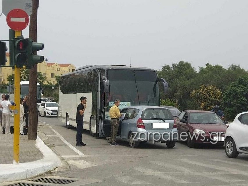 Μετωπική σύγκρουση αυτοκινήτου με τουριστικό λεωφορείο στην Χρυσή Ακτή