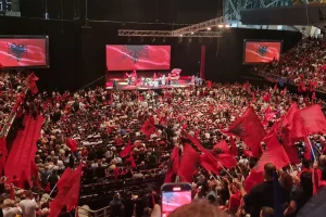 Γέμισε το κλειστό του Γαλατσίου για την εκδήλωση του Έντι Ράμα