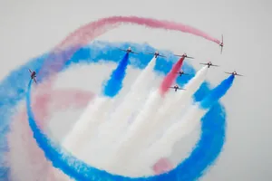 Αεροπορική επίδειξη των «Red Arrows» στο Φλοίσβo – Βίντεο με τις εντυπωσιακές πτήσεις