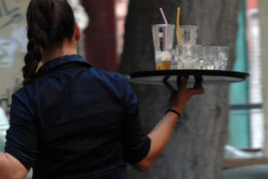 Σερβιτόρα ορκίστηκε να μην εξυπηρετεί τουρίστες που δεν αφήνουν φιλοδώρημα