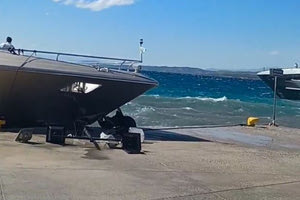 Σπέτσες: Θαλαμηγός χτύπησε στην προβλήτα λόγω των ισχυρών ανέμων
