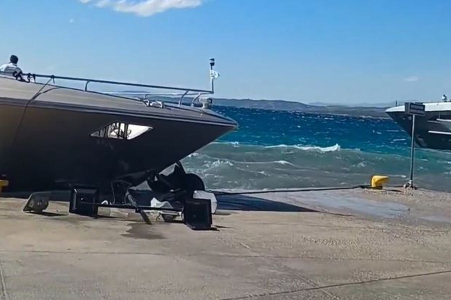 Σπέτσες: Θαλαμηγός χτύπησε στην προβλήτα λόγω των ισχυρών ανέμων