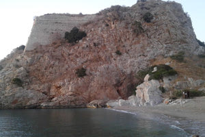 Παραμένει στην Εντατική του ΠΑΓΝΗ ο 25χρονος που έπεσε από τα βράχια στο Παλαιόκαστρο