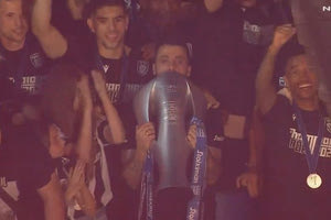 Υψώθηκε στον ουρανό της Θεσσαλονίκης το τρόπαιο του πρωταθλητή ΠΑΟΚ