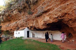 Ανάσταση μέσα σε κρατήρα: Που βρίσκεται το πιο περίεργο εκκλησάκι της Ελλάδας