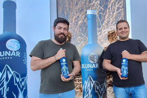 Δύο παιδικοί φίλοι από τον Άγιο Νικόλαο τα κατάφεραν – Έφτιαξαν την κρητική βότκα