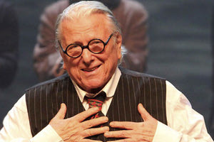 Κώστας Βουτσάς: Άγνωστοι έσπασαν τον τάφο του ηθοποιού