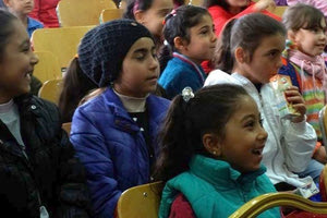 Στα θρανία πάνω από 25.000 παιδιά- πρόσφυγες με το πρόγραμμα του Υπουργείου Μετανάστευσης κι Ασύλου