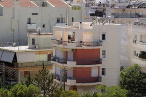 Γιατί οι Έλληνες επενδύουν στα ακίνητα αντί να καταθέτουν