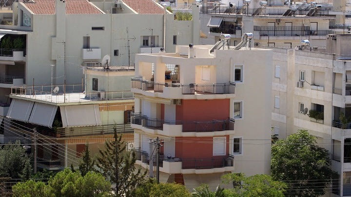 Γιατί οι Έλληνες επενδύουν στα ακίνητα αντί να καταθέτουν