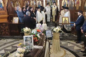 Στην τελευταία του κατοικία ο Φοίβος Ιωαννίδης – συγκίνησε με τον επικήδειο λόγο του ο Ν. Ανδρουλάκης