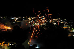 Χίος: Χιλιάδες ρουκέτες έκαναν τη νύχτα… μέρα