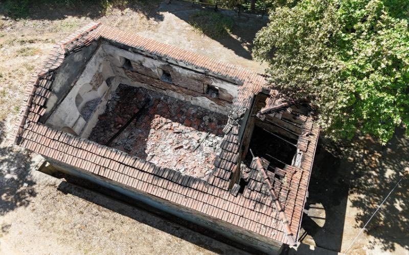 Έβαλε φωτιά και έκαψε ιστορική εκκλησία 156 ετών στη Χαλκιδική