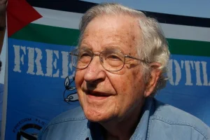 Σε νοσοκομείο της Βραζιλίας με εγκεφαλικό ο Νόαμ Τσόμσκι – Τι αποκαλύπτει η σύζυγός του