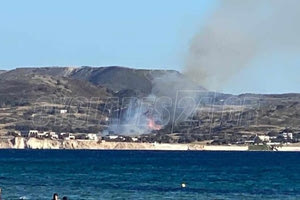 Μεγάλη φωτιά στη Μήλο κοντά στο αεροδρόμιο – Καίει σε τρία μέτωπα